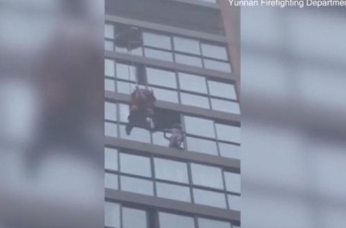 Пожарный спас ребенка, висящего на 40-метровой высоте - ВИДЕО