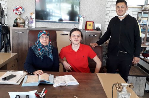 68 yaşlı qadın nəvələri ilə birlikdə universitetdə təhsil alır