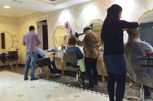 Bərbər maskanı görün harasına taxdı - Azərbaycanda - VİDEO