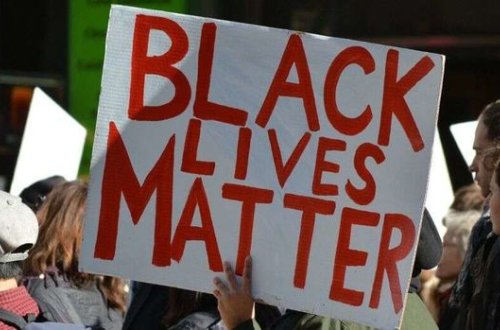 Məşhur blogerlər Corc Floydu dəstəkləmək üçün qaraya boyandılar - FOTO