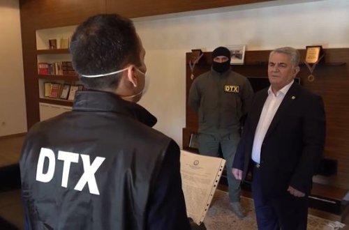 Həbsdə olan icra başçısı məhkəməyə gətirildi