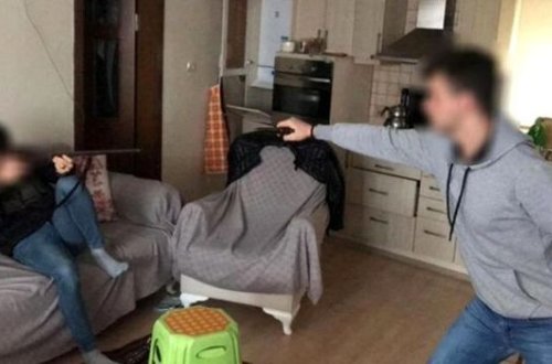 Yeniyetmələrin sosial şəbəkədə silahla şəkil paylaşmaq həvəsi ölümlə nəticələndi - FOTO