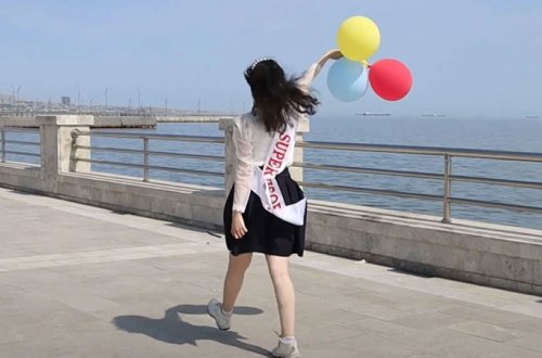 Son zəngi bulvarda tənha keçirən məzun (VİDEO)