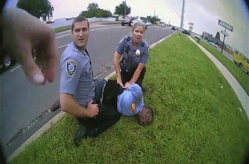 В США вспомнили о еще одном погибшем после ареста чернокожем - ВИДЕО