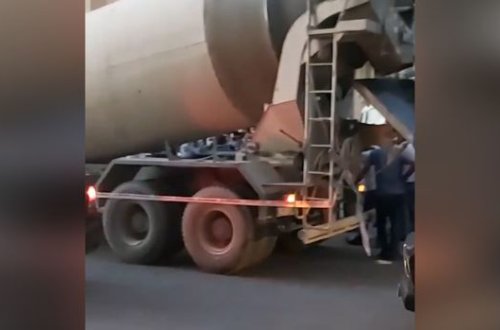 Abşeronda ağır qəza: Betonqarışdıran maşın qadının üstündən keçdi - VİDEO