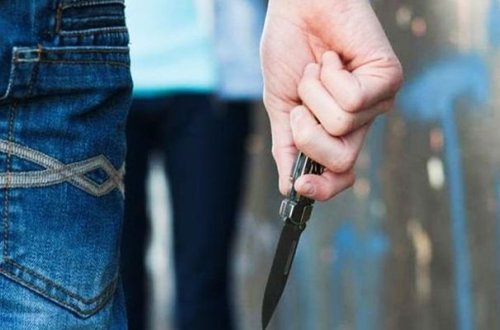 22 yaşlı gənc ögey atasını bıçaqladı