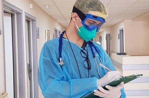 Еще один врач в Азербайджане заболел коронавирусом - ФОТО