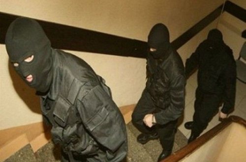 Şirvanda maskalı şəxslər evə hücum etdi: Kişini döyüb, pulunu oğurladılar