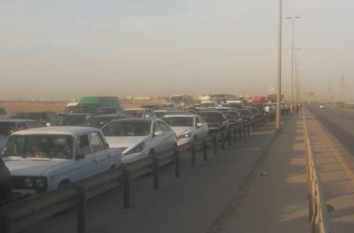 Rayonlara gedənlər Bakıya qayıdır: Paytaxtın girişində böyük tıxac (VİDEO)