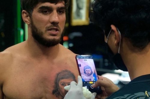 Ailəsindən uzaq düşən azərbaycanlı idmançı oğlunun şəklini döymə etdirdi - FOTO/VİDEO