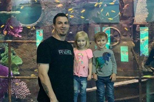 Отец оставил детей в машине на 32-градусной жаре и пошел спать под кондиционером – малыши умерли - ФОТО