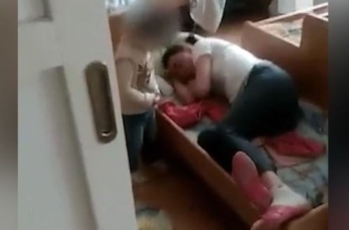 Bir balaca “vuran” tərbiyəçinin halı görənləri heyrətləndirdi - VİDEO