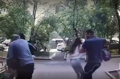 Şəhərin mərkəzində uşağı anasının yanından qaçırdılar - VİDEO