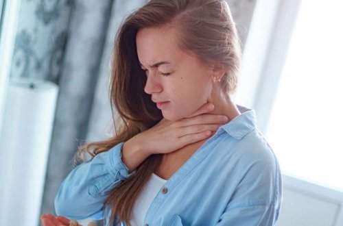 Boğazında qalan kolbasanı çıxarmaq istədi, diş fırçasını uddu - FOTO