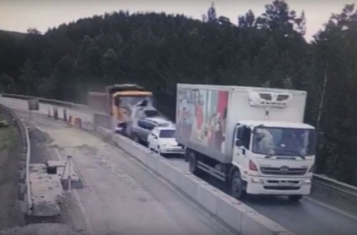 В России грузовик без тормозов устроил “мясорубку” на трассе - ВИДЕО