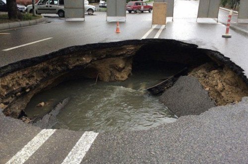 Bakıda yol çökdü — İri dəlik yarandı (VİDEO)