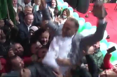 Serbiyada hökumət başçısı özünü insanların üstünə atdı - VİDEO