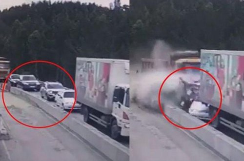 İki yük maşınının arasında qalan dörd avtomobil 