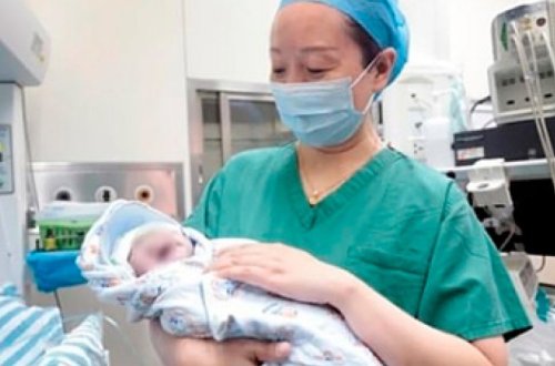 Женщина родила близнецов с интервалом в десять лет