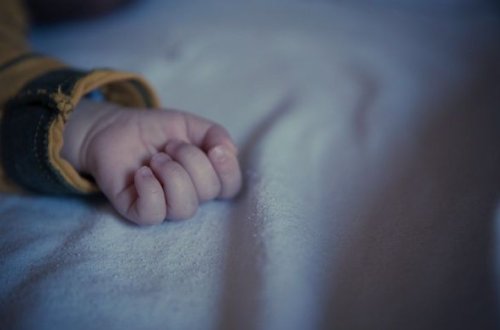 Üç yaşlı ögey oğlunu boğaraq öldürdü