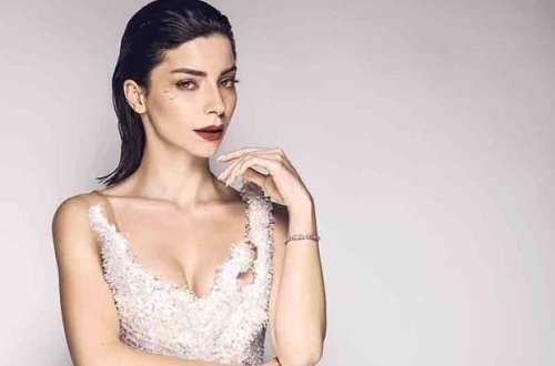 Məşhur aktrisa sinə dekolteli qırmızı libası ilə hər kəsi heyran etdi - FOTO