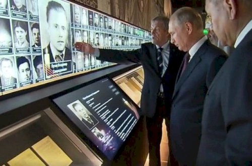 Putin muzeydə atasının şəklini tapdı