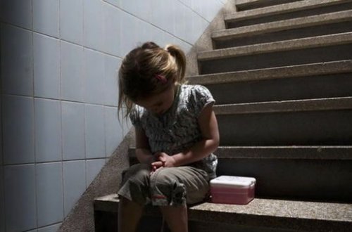 Ana beş uşağını evdə qoyub bir neçə günlük bağ evinə getdi, körpələrin imdadına qonşular çatdı