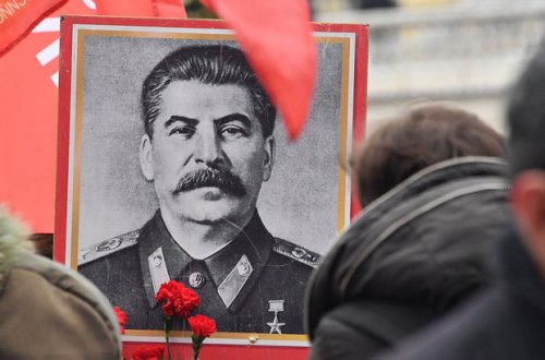 Stalinin portretini divardan asmaq istəyirdi, yıxılıb öldü