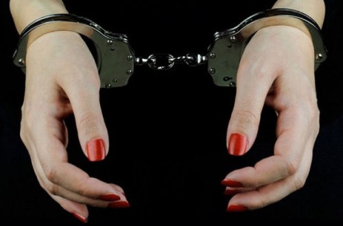 В Баку няню обвинили в краже 13 000 манатов