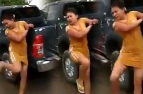 Qadının əllərini bağlayıb görün nə etdilər - 18+ VİDEO