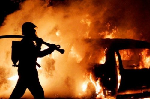 В Сумгайыте сгорел легковой автомобиль