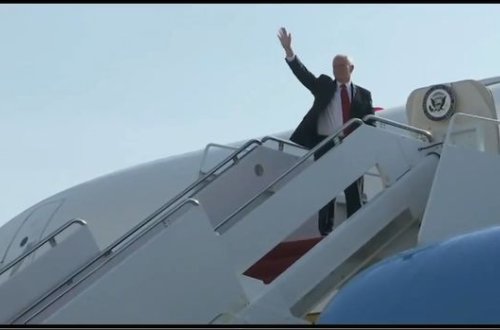 ABŞ-ın vitse-prezidenti təyyarənin trapında yıxıldı - VİDEO