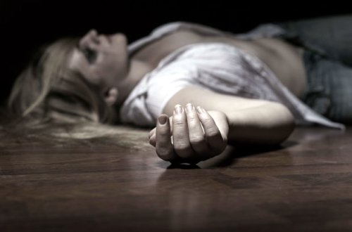 Baş həkimdən iyrənc addım: Qadın işçisini içki ilə yatırdıb…