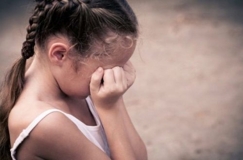 Bakıda günlərlə parkda ac-susuz qalan uşaq sığınacağa yerləşdirildi - FOTO