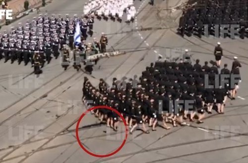 Qələbə paradında çəkməsini itirsə də, nizamı pozmayan qadın hərbçi mükafatlandırıldı