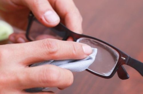 Mağaza yüksək maaşla eynək şüşələrini silən işçi axtarır