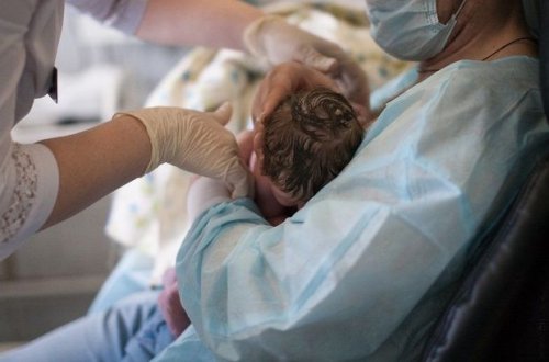 В Индии родился ребенок без рук и ног - ВИДЕО