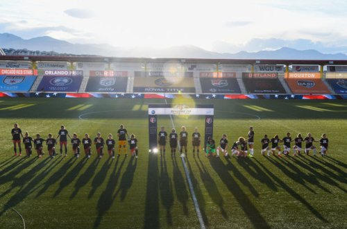 Futbolçular himni dizi üstə və göz yaşları ilə dinlədi - VİDEO