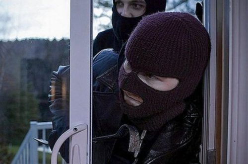 Masallıda maskalı şəxslər mənzilə basqın edərək ev sahibinə xəsarət yetiriblər