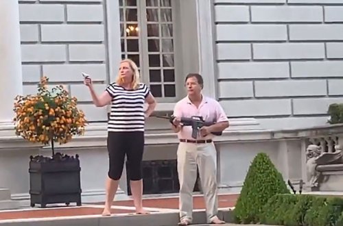 Супруги прогнали протестующих с помощью автомата и пистолета - ВИДЕО