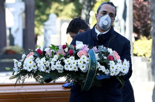 В Италии почтили память жертв COVID-19 концертом на кладбище - ВИДЕО