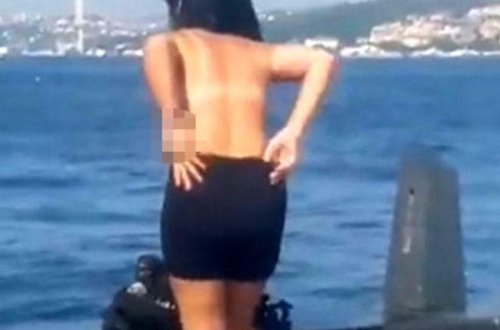 Qadın bulvarda lüt soyunub, dənizə girdi -VİDEO - FOTO