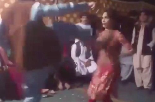 Rəqqasə məclisdəkiləri ehtiraslandırır deyə döyüldü - VİDEO