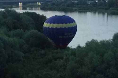 Kabinəsində turistlərin olduğu hava şarı çaya düşməkdən son anda qurtuldu - VİDEO