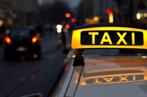 В Баку таксист ограбил пассажира