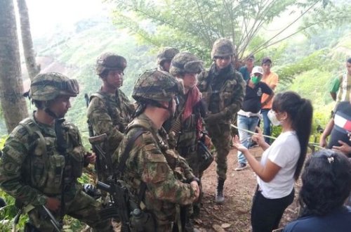 Kolumbiyada əsgərlərin 13 yaşlı qıza təcavüzü ölkəni ayağa qaldırdı