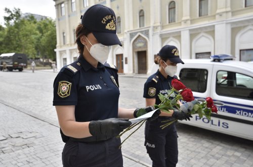 Gənclər polisləri belə təbrik etdi