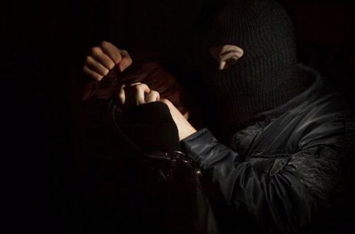 В Баку человек в маске совершил грабеж