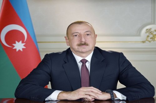 Prezident tanınmış yazıçıya ev bağışladı (FOTO)