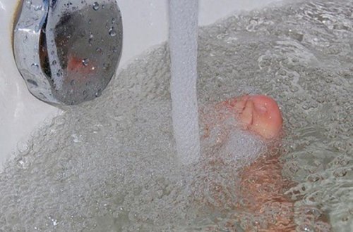 Девочка в Москве захлебнулась в ванной, пока мать играла в карты